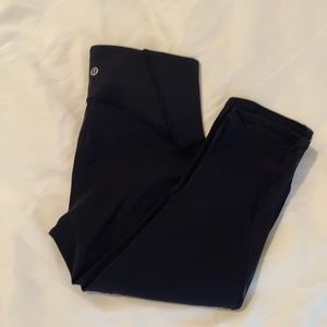 EUC Lululemon capris, black